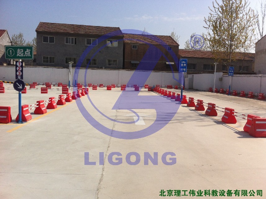 科目二場地考試，直角轉(zhuǎn)彎